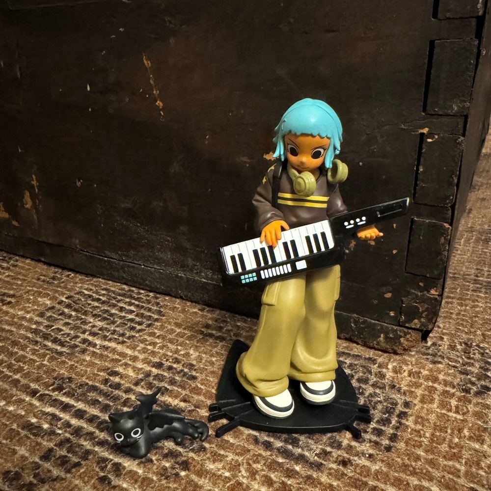 Pop Mart - Blue-Haired Keyboard Player Figurine with Headphones